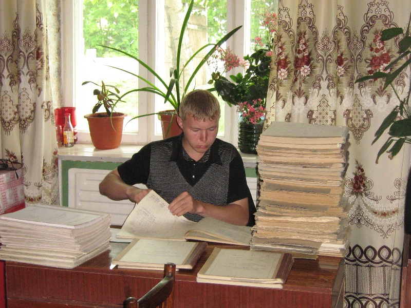 Алесандр Смирнов на выезде. Работа с похозяйственными книгами.