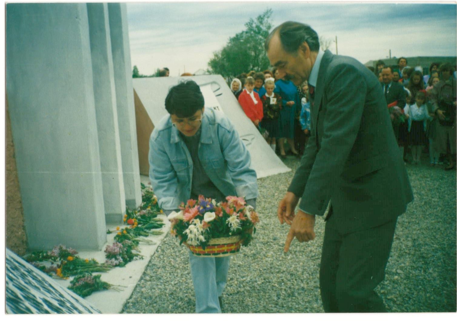 Памятный знак И.И. Ползунову. 25 мая 1996 г. Возложение цветов: Т.К.Щеглова и А.Д. Сергеев/ VI Ползуновские чтения.