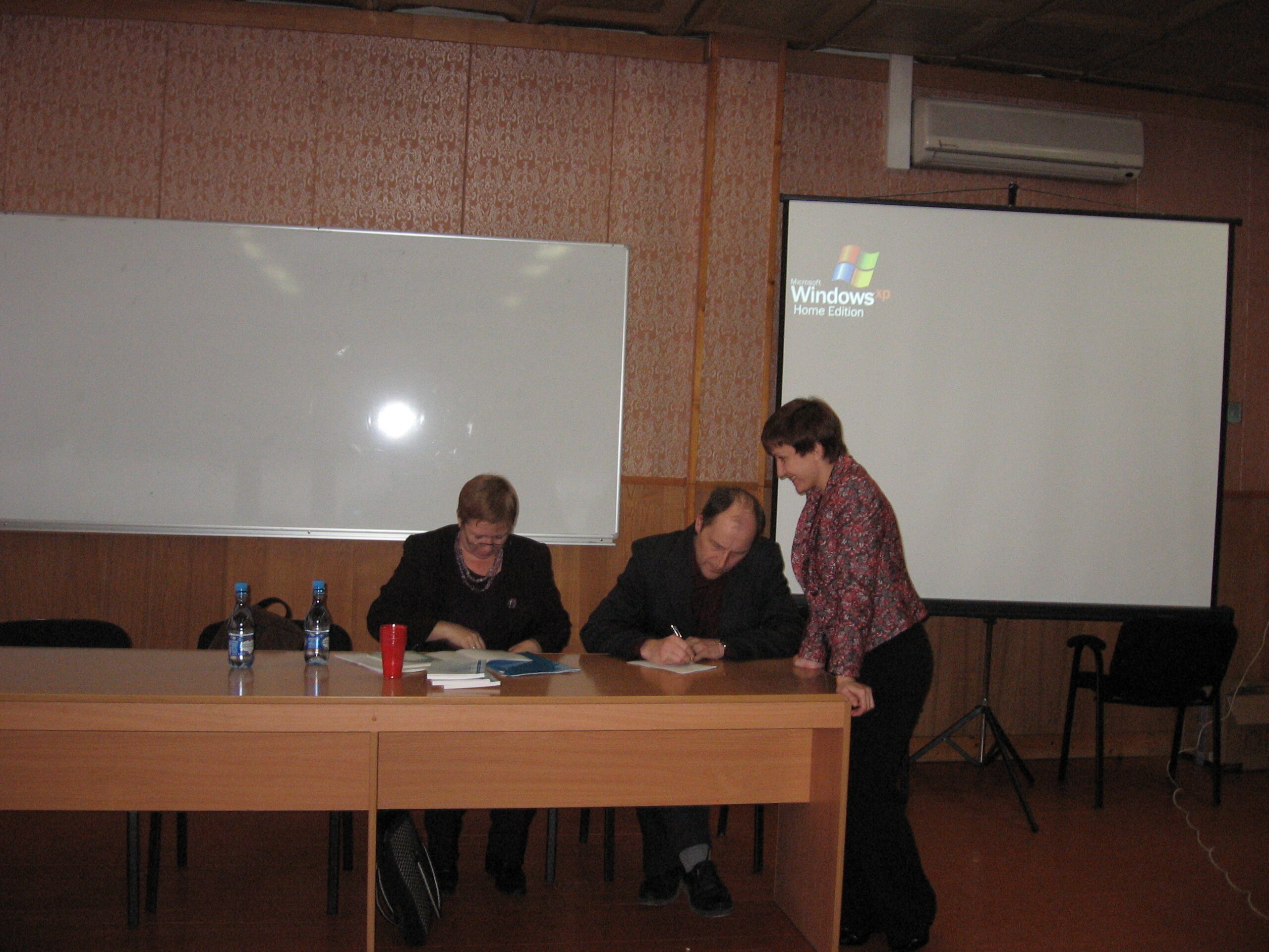Пленарное заседание. Слева направо: д.филол.н., професср (АлтГУ) Л.М. Дмитриева,  Телегин А.Н., Грибанова Н.С. 7 декабря 2007 г.